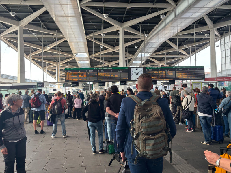 Largas colas en la estación de tren de Valencia a la espera de que se recupere la normalidad tras el apagón eléctrico