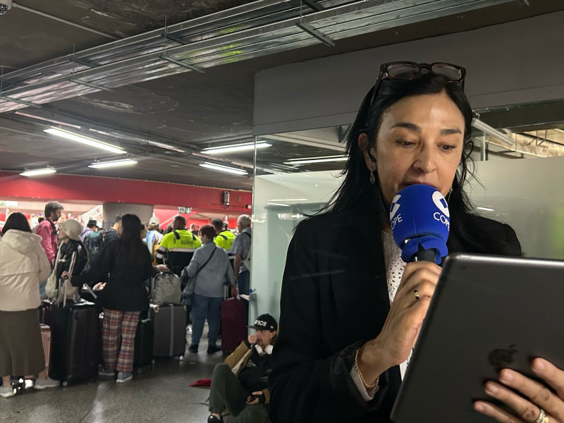 Cisneros, desde Atocha, escuchando a los afectados tras el apagón.