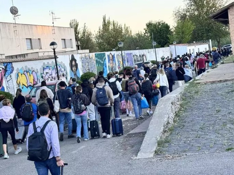 Viajeros del tren Iryo parado en Malagón