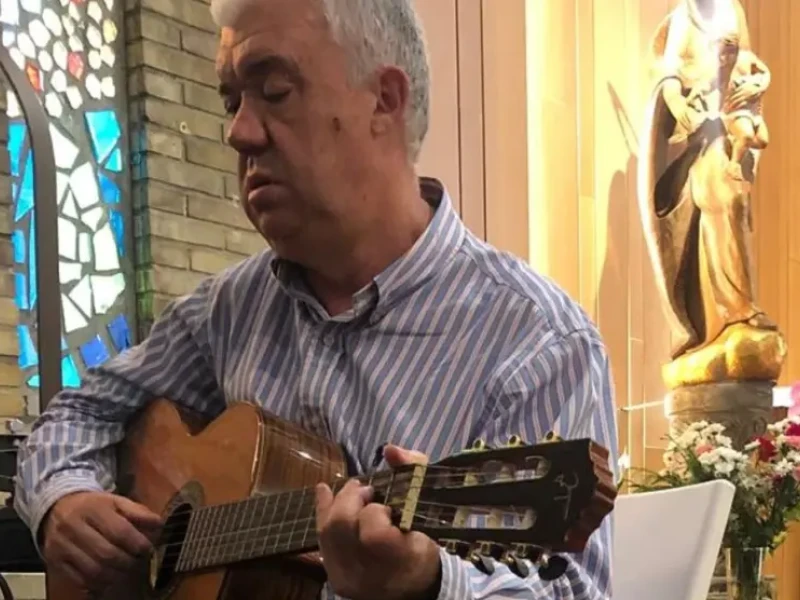 Mariano Fresnillo tocando la guitarra