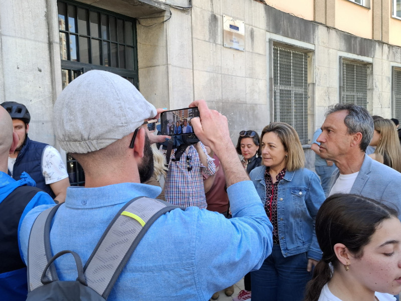 Los consejeros de Educación y Vivienda de Asturias, Lydia Espina y Ovidio Zapico, llegan al IES Jovellanos de Gijón, tras el desalojo del centro por la aparición de una grieta