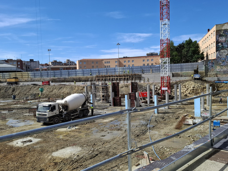 Obras de construcción de un edificio en la parcela de Peritos, en Gijón, con el IES Jovellanos al fondo