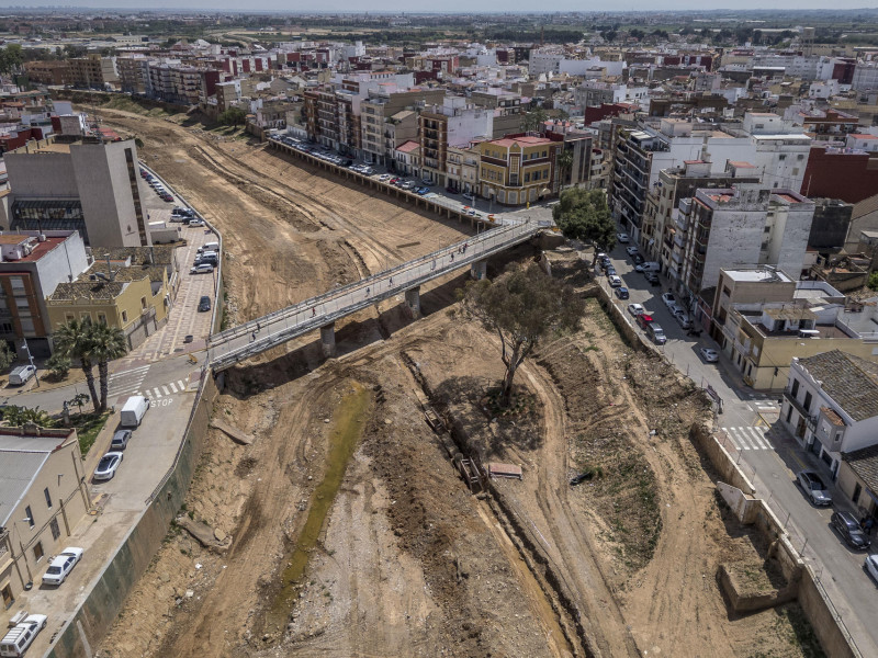 Vista general del barranco del Poyo a su paso por Paiporta cuando se cumplen 6 meses de la dana que afectó a varias comarcas de Valencia