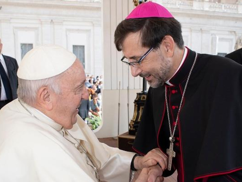 El Papa Francisco junto a José Cobo, cardenal y arzobispo de la diócesis de Madrid