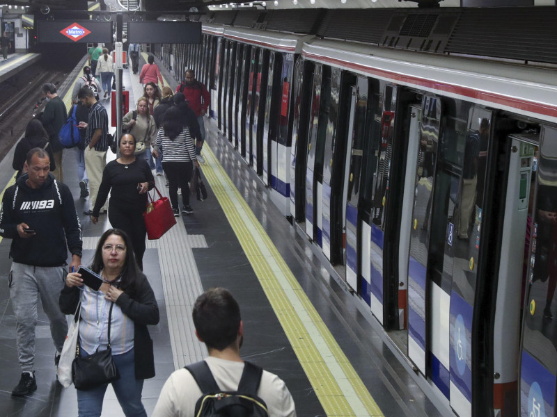 Varias personas en la estación de metro de Avenida de América, en Madrid, este martes