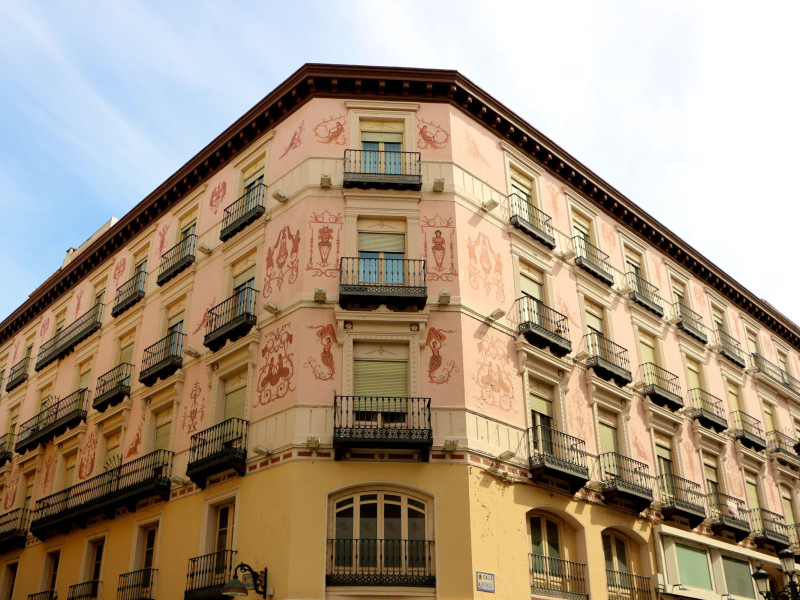 Edificio de viviendas decorado y pintado en el centro de Zaragoza
