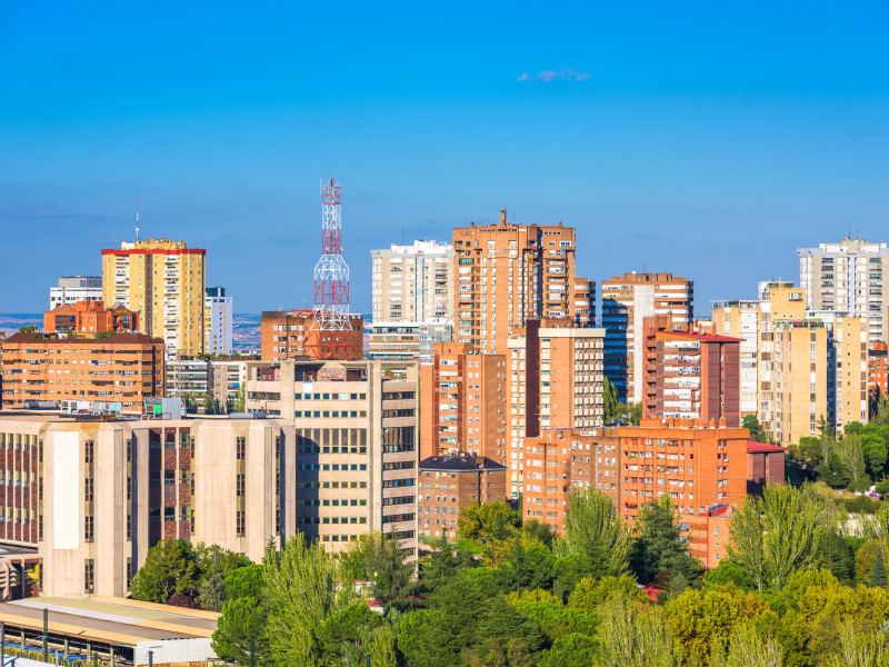 Paisaje urbano de edificios de apartamentos en Madrid, España
