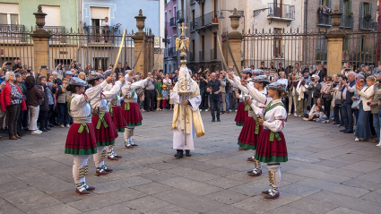 San Miguel de Aralar accede a la catedral de Pamplona bajo un arco de espadas y una danza
