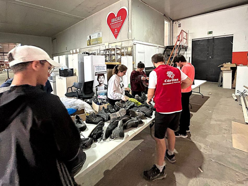 Voluntarios de Cáritas ayudan a los afectados por la catástrofe de la DANA que tuvo lugar el pasado 29 de octubre
