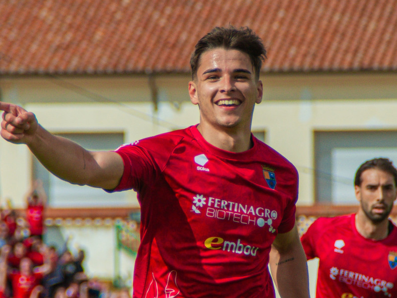 Joel Febas celebra un gol este curso con el CD Teruel.