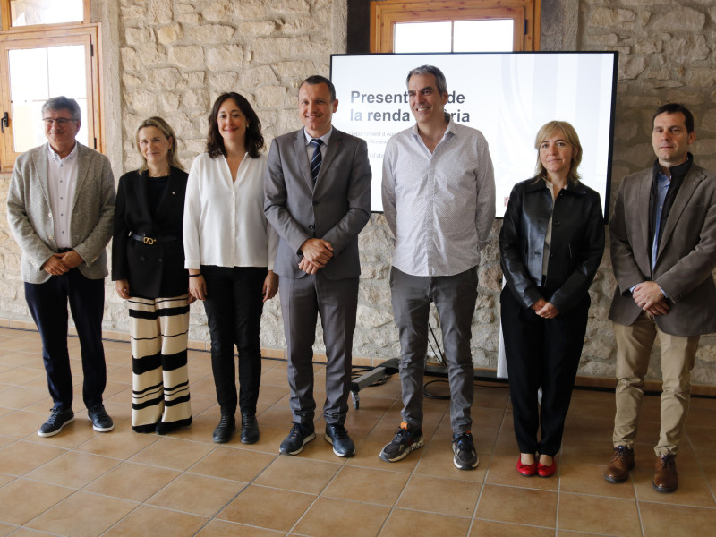 Oscar Ordeig, conseller d'Agricultura, amb representants de la conselleria, de la cooperativa de l'Albi i del consistori garriguenc.