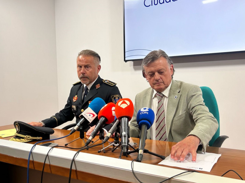 El jefe de la Policía Local de Oviedo, Javier Lozano, y el concejal de Seguridad Ciudadana, José Ramón Prado