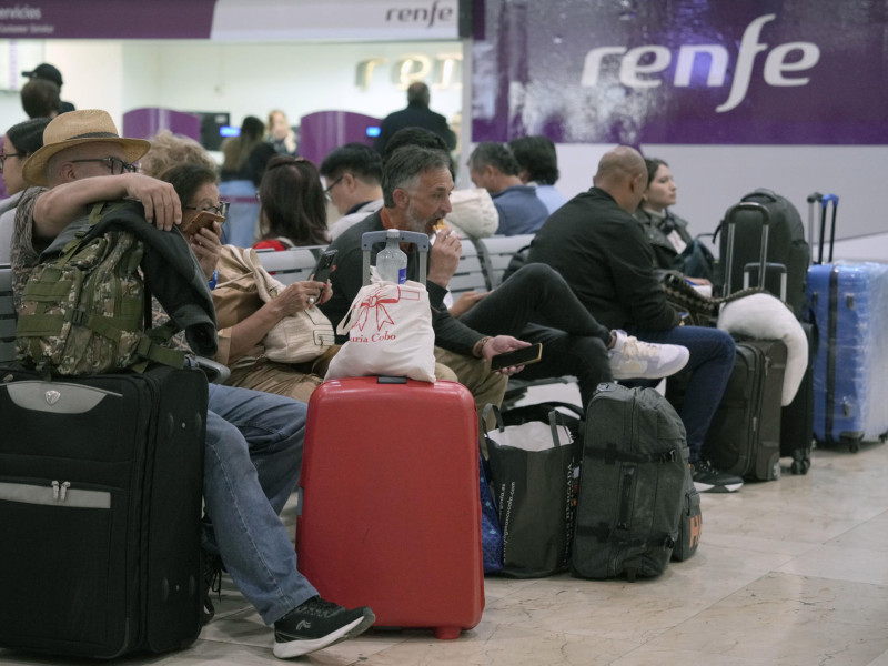 Los servicios de AVE y Larga Distancia de Renfe, así como el servicio de Rodalies, que sufrió algunas complicaciones a pirmera hora, han recuperado este miércoles la normalidad en la Estación de Sants de Barcelona tras los retrasos y numerosas cancelaciones vividas ayer, derivadas del apagón generalizado que vivió España el lunes