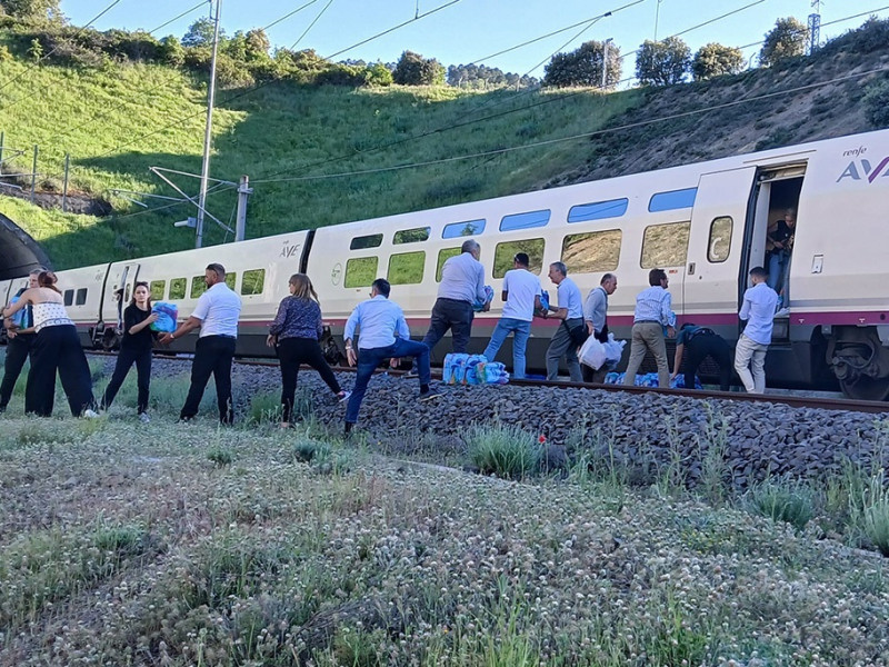 Vecinos de Brazatortas ayudan a pasajeros de tren afectados por el apagón