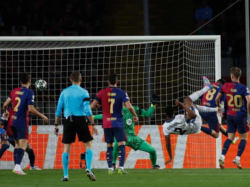 Dumfries, de chilena, marca el 0-2 del Inter contra el Barcelona