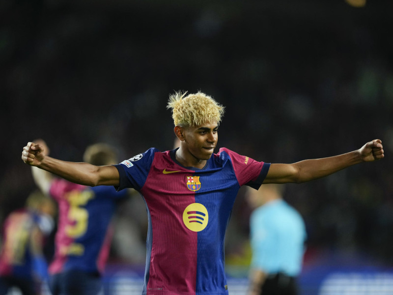 Lamine Yamal celebra el tercer gol del Barcelona contra el Inter que marcó Raphinha