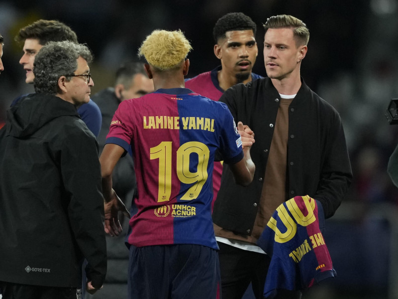 Ter Stegen entrega una camiseta a Lamine Yamal por sus 100 partidos con el Barcelona