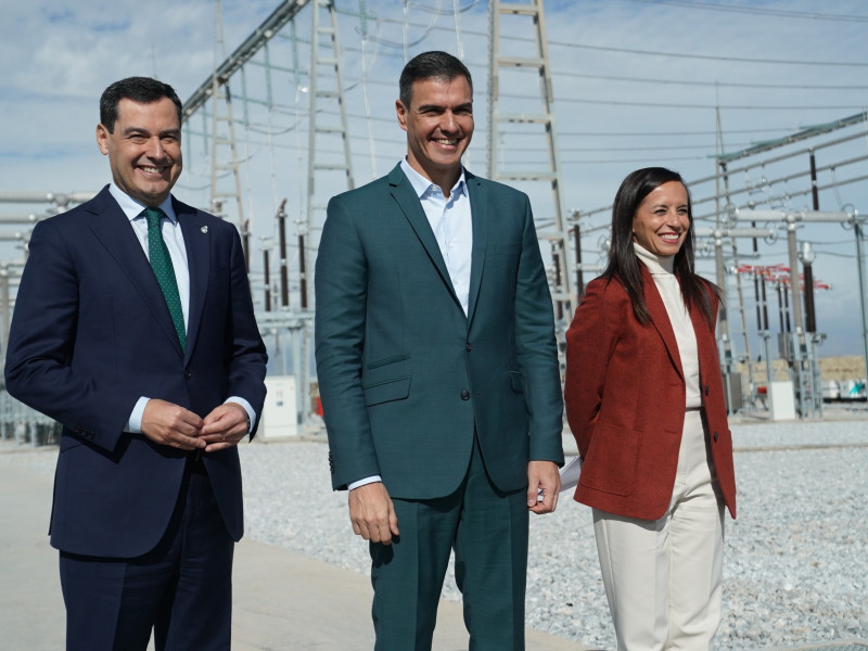 Juanma Moreno, Pedro Sánchez y Beatriz Corredor