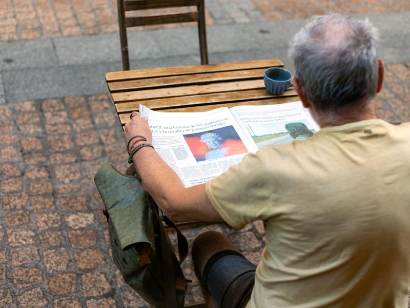 Persona mayor española leyendo el periódico español