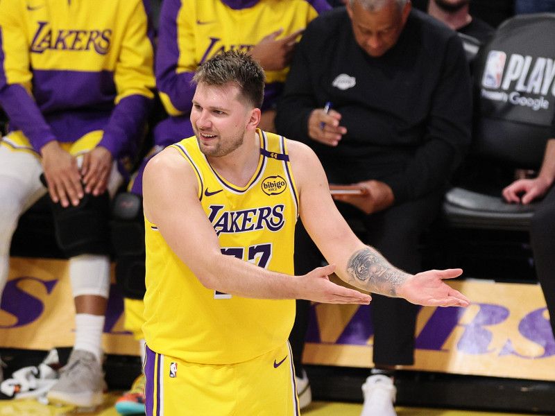 Luka Doncic protesta una decisión arbitral durante el quinto partido de la serie ante los Wolves.