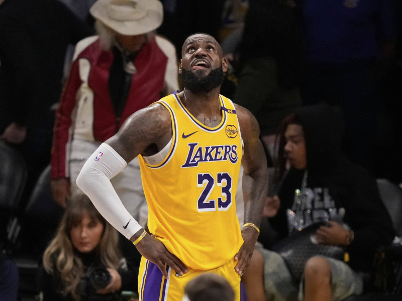 LeBron James mira el marcador durante la derrota de los Lakers ante los Wolves en el Staples Center.