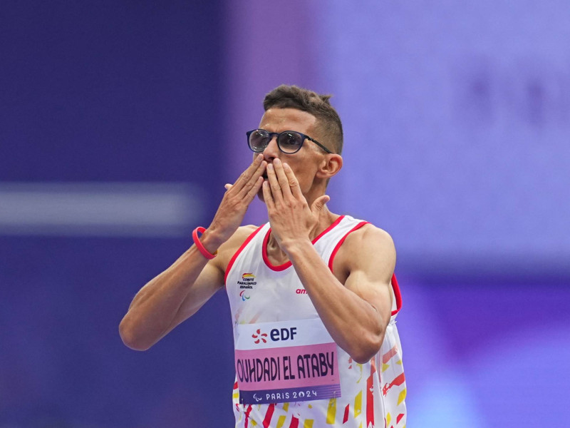 Yassine Ouhdadi celebra su victoria en los Juegos Olímpicos de París.