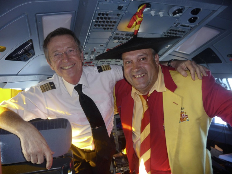 Manolo el del Bombo, en una foto con el comandante Gómez-Paratcha