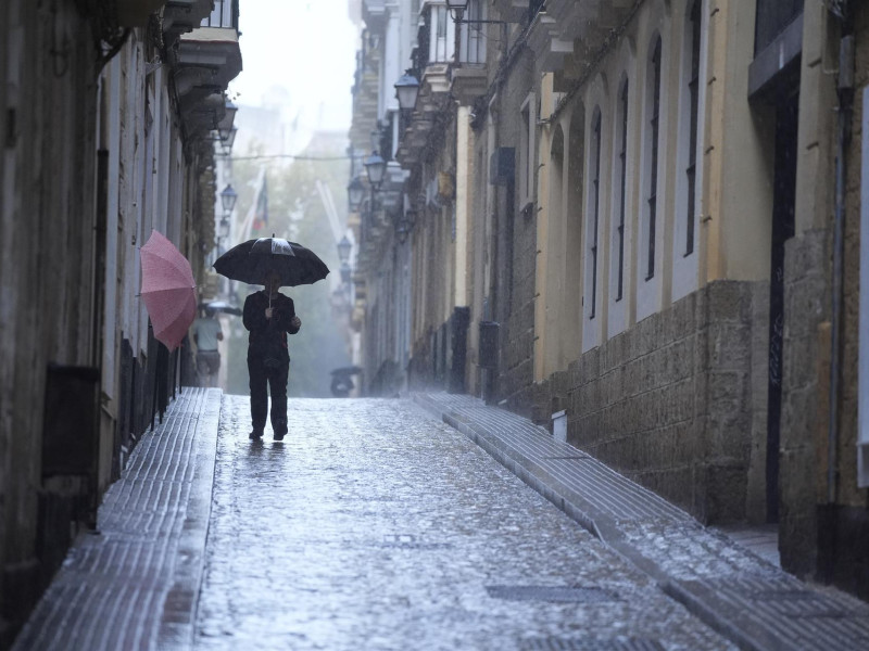 Transeúntes bajo sus paraguas durante la intensa lluvia