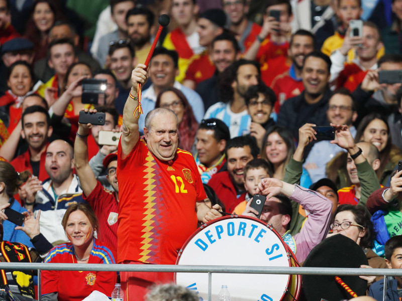 Manolo en la grada con la afición española durante un partido de La Roja.