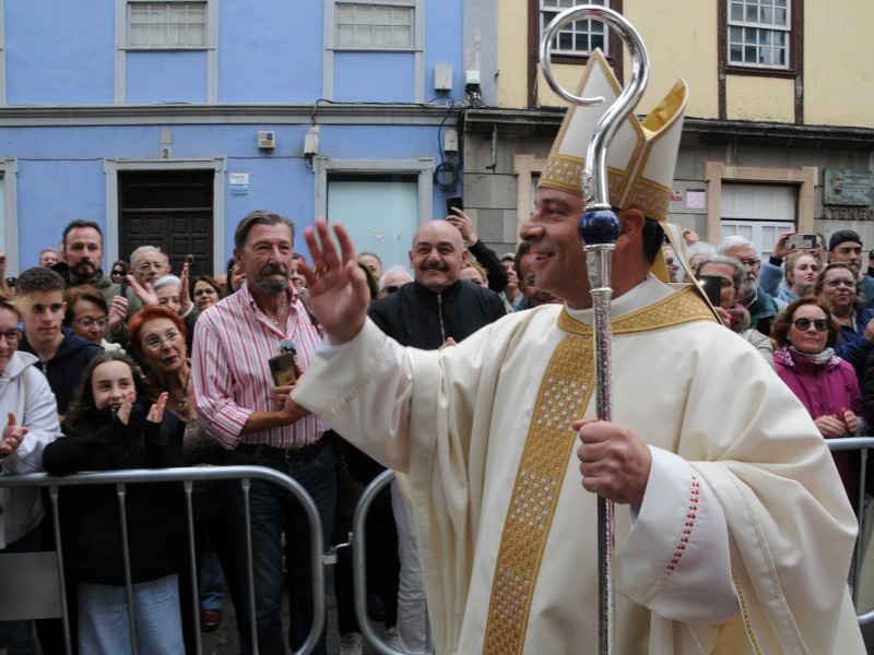 El nuevo obispo con los fieles que se encontraban a las puertas del templo