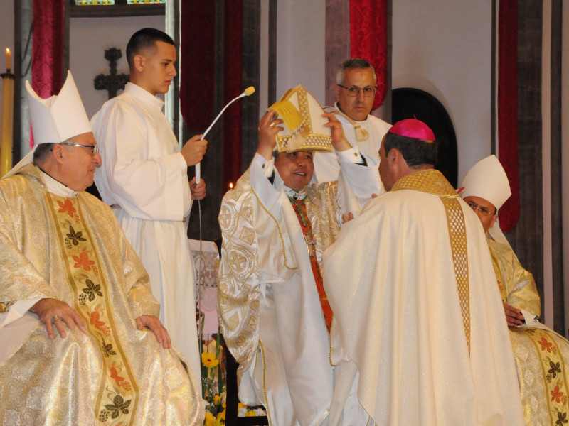 El nuncio apostólico coloca la mitra al nuevo obispo de la diócesis nivariense