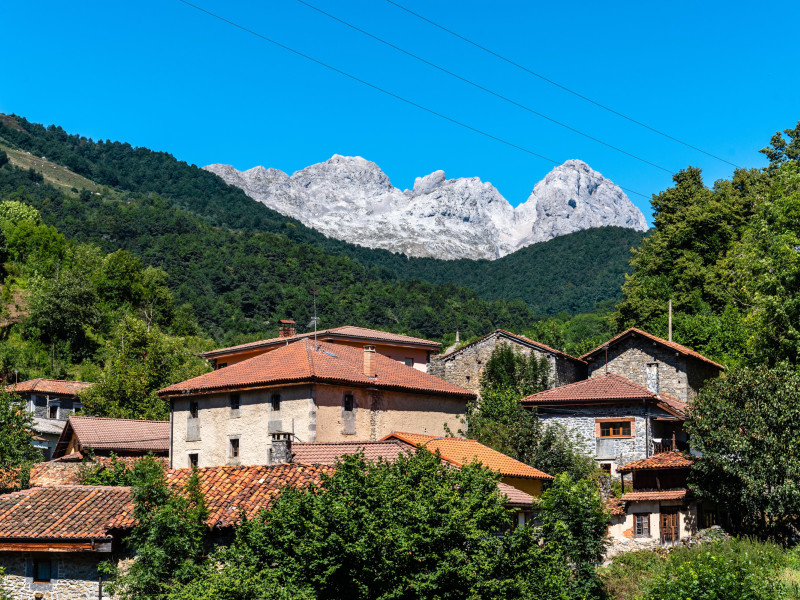 Vista amplia de Oseja de Sajambre, pueblo de los Picos de Europa