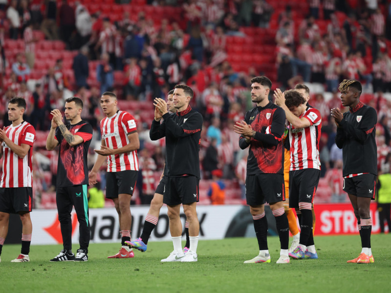 Los jugadores del Athletic saludan a los aficionados de San Mamés tras la derrota contra el Manchester United