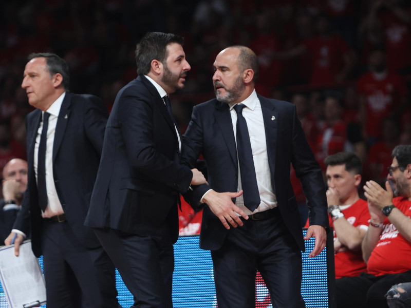 El entrenador del Real Madrid, Chus Mateo (d), reacciona durante el partido de Euroliga de baloncesto entre el Olympiacos Piraeus y el Real Madrid Baloncesto, en el Estadio de la Paz y la Amistad, en Neo Faliro.