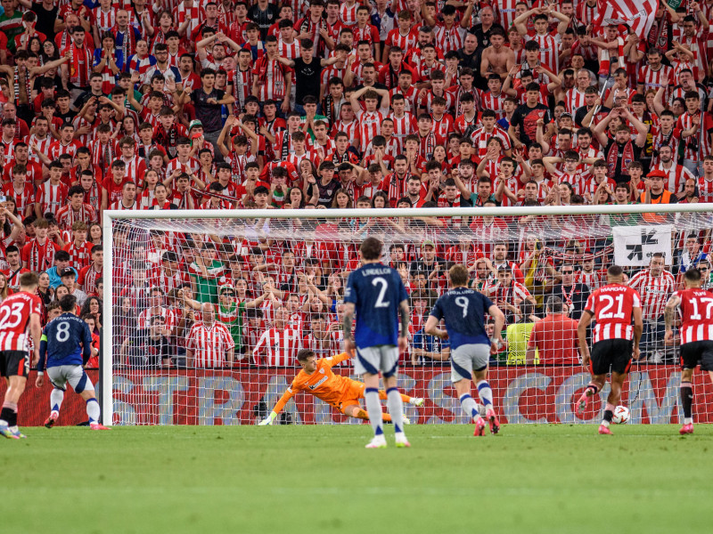 El centrocampista del Manchester Bruno Fernandes (2-i) marca de penalti el segundo gol ante el Athletic, durante el partido de ida de las semifinales de la Liga Europa que Athletic Club y Manchester United disputan este jueves en el estadio de San Mamés, en Bilbao