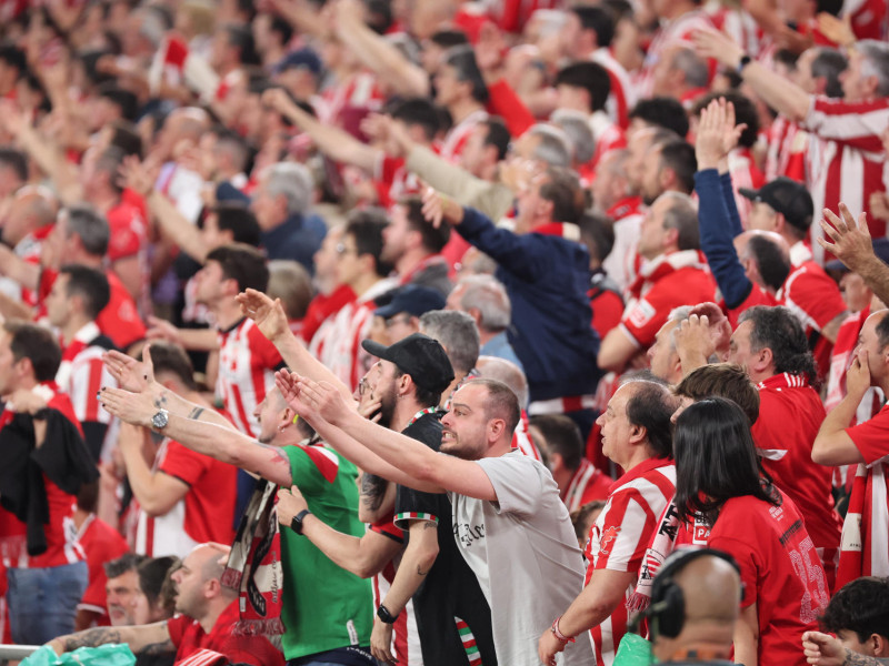Aficionados del Athletic Club protestan una decisión del colegiado durante el partido de ida de las semifinales de la Liga Europa que Athletic Club y Manchester United disputan este jueves en el estadio de San Mamés, en Bilbao