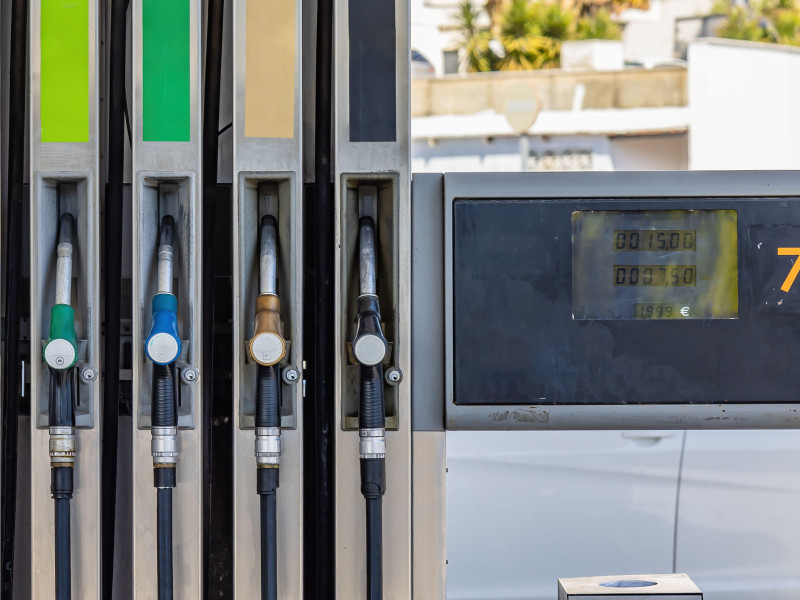 Boquillas de surtidor de gasolina en una gasolinera de Huelva