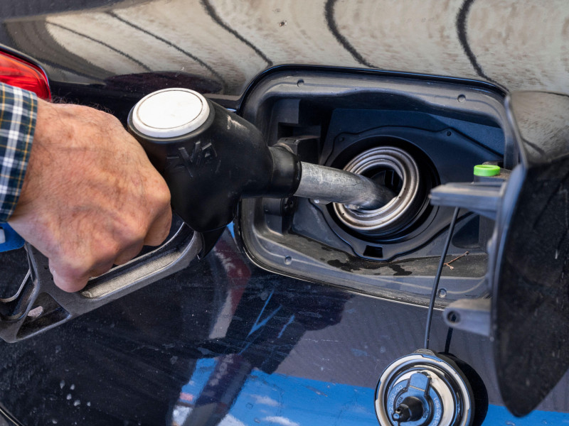 Un cliente reposta su coche con gasóleo desde un depósito de gasolina en una gasolinera de España
