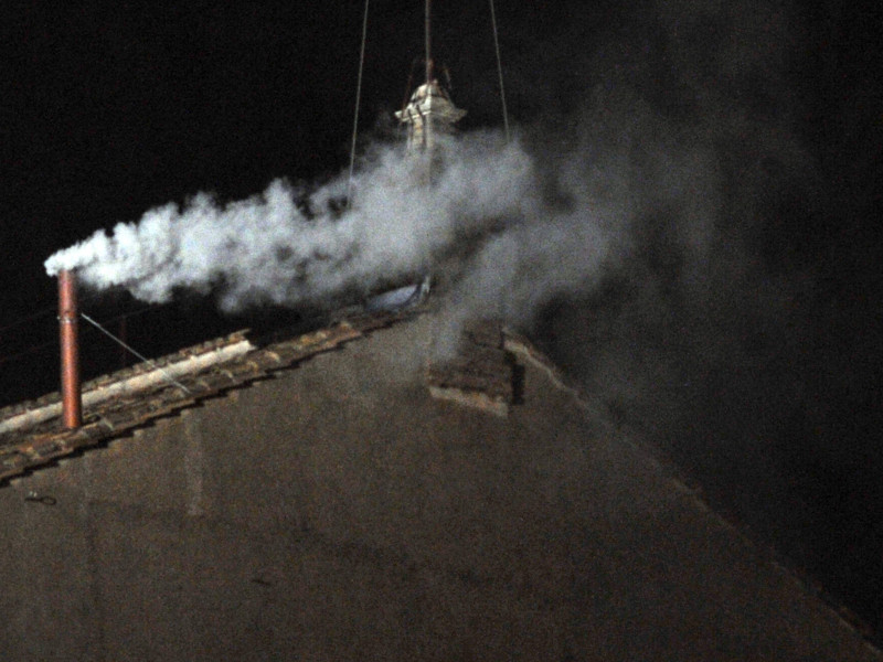 Se ve humo blanco desde el techo de la Capilla Sixtina indicando que el Colegio Cardenalicio eligió un nuevo Papa el 13 de marzo de 2013.
