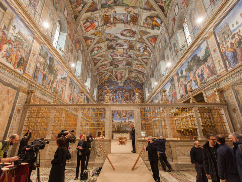 Entre bastidores en la Capilla Sixtina, el 13 de marzo de 2013, mientras se prepara para el Cónclave que da la bienvenida al Papa Francisco