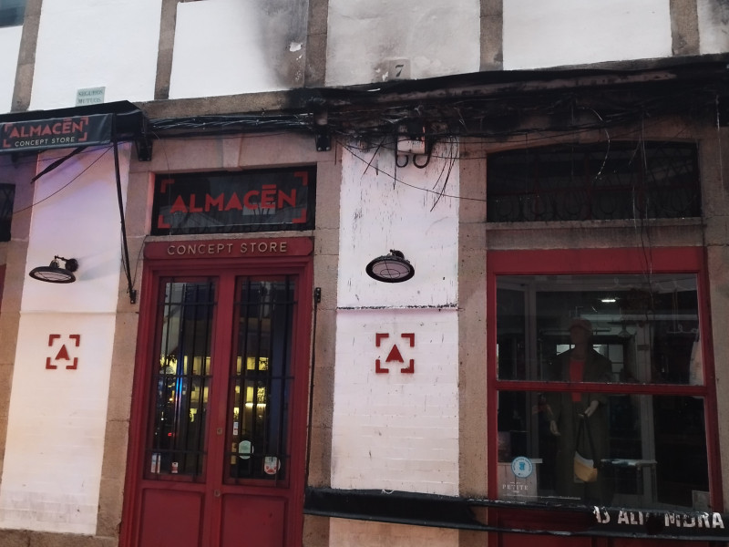 El fuego afectó al local de al lado