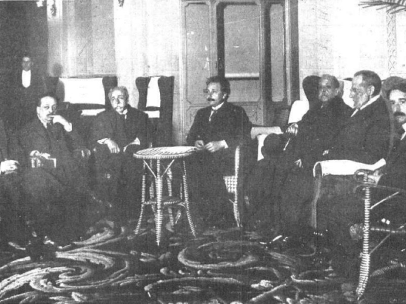 Cabrera con Einstein y otros científicos en la visita a España del genio alemán