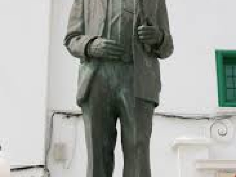 La estatua en recuerdo a Blas Cabrera en Arrecife