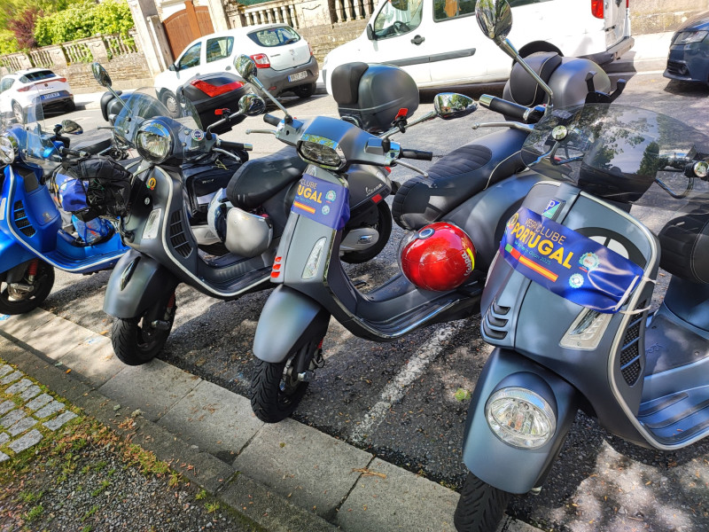 Algunos visitantes llegaron en vespas desde el país vecino