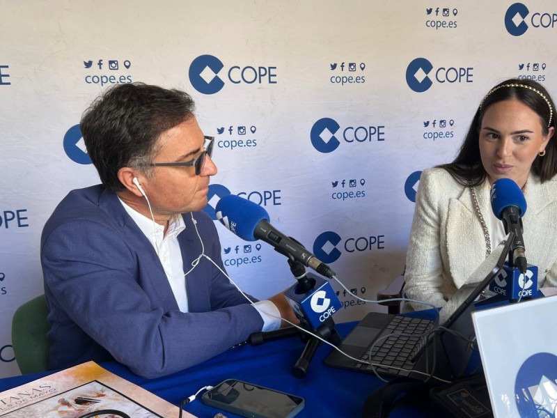Araceli Gutiérrez (dcha.) y Fran Durán en el set de COPE