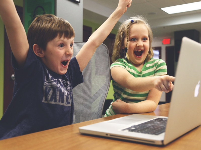 Los niños víctimas de acoso pueden perder el interés en actividades que antes les resultaban divertidad