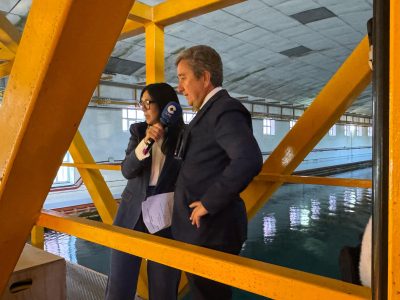 Pilar Cisneros y Francisco Pérez Villalonga, capitán de navío de la Armada Española e ingeniero naval, en el Canal de Aguas Tranquilas del CEHIPAR (Centro de Hidrodinámica de El Pardo)