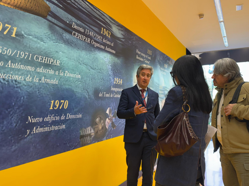 Pilar Cisneros con Francisco Pérez Villalonga, capitán de navío de la Armada Española e ingeniero naval, en el CEHIPAR (Centro de Hidrodinámica de El Pardo)