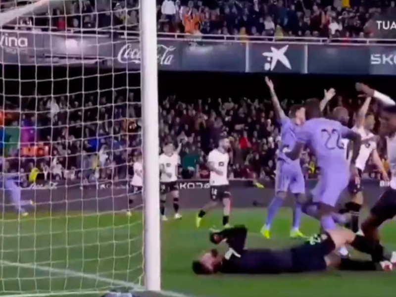 Mosquera y Mamardashvili, hundidos tras el gol de Bellingham.