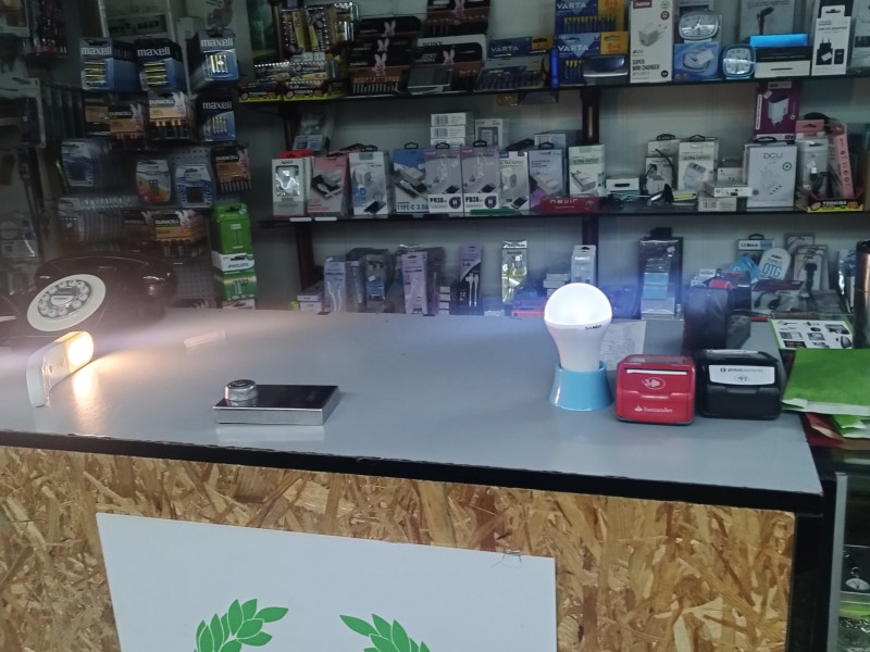 El sistema de luces para iluminar la tienda durante el apagón